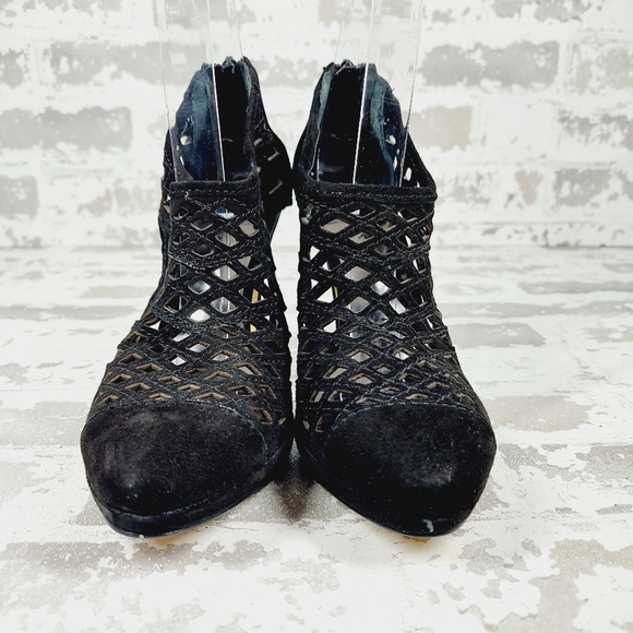 NEW Nine West Black Suede Laser Cut Back Zip High Heeled Booties F725 - Picture 3 of 12